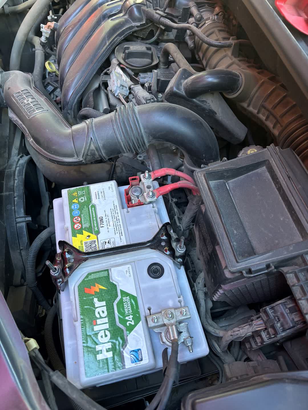 Batería nueva ya colocada en el vano motor