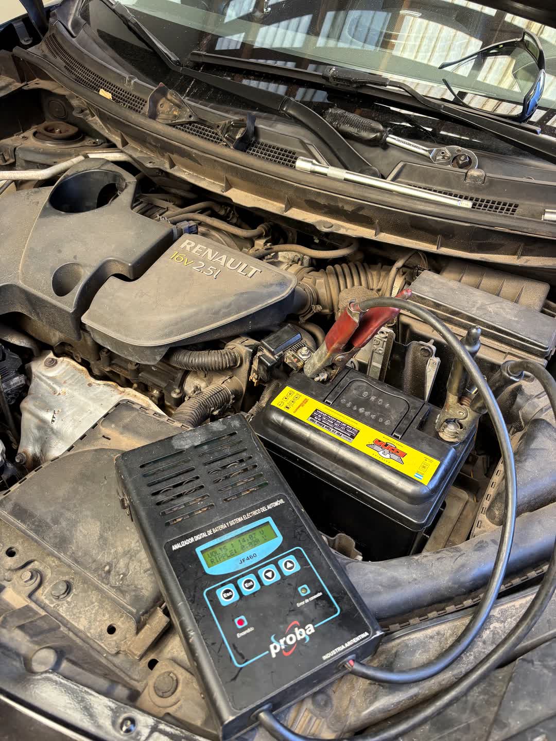 Analizador digital de baterías conectado en el vano motor